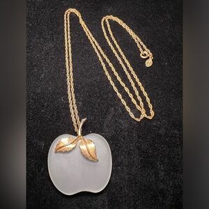 Vintage 1978 Avon Frosted Apple 15” Pendant Necklace Gold Toned Chain